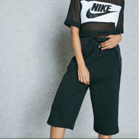 NEW Nike Black Loose Fit Capri with Pockets Sz XS - Picture 2 of 5